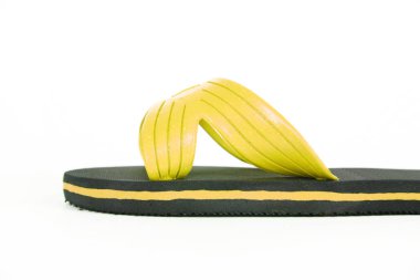 Beyaz arkaplanda izole edilmiş parmak arası terliklerin yakın plan görüntüsü