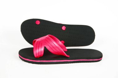 Beyaz arkaplanda izole edilmiş parmak arası terliklerin yakın plan görüntüsü