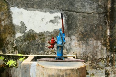 Şehirdeki eski paslı metal musluğu.