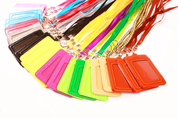 Beyaz arkaplanda renkli parlak kartlar