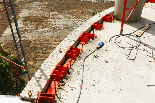 Nşaat Iskelesi Çelik Yapıları Olan Bir Inşaat Alanı — Stok fotoğraf