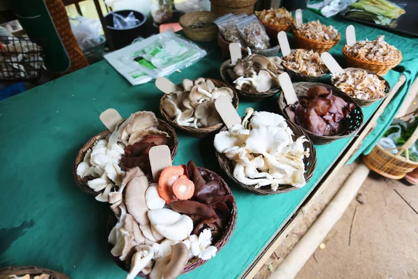 Funghi Freschi Sul Mercato — Foto Stock