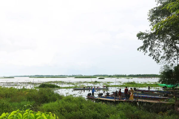 Köydeki nehrin güzel manzarası.
