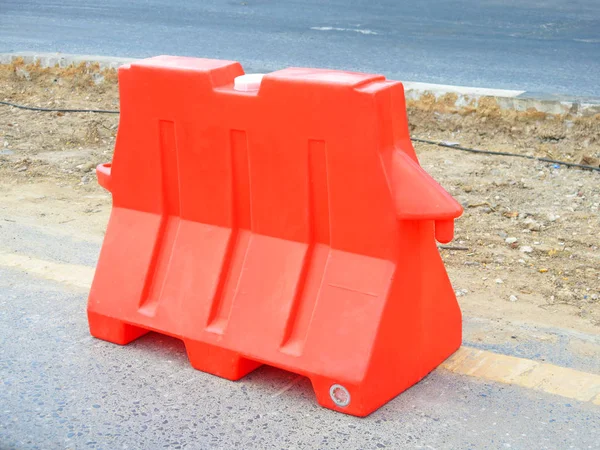 Roter Plastikbehälter Auf Der Straße — Stockfoto