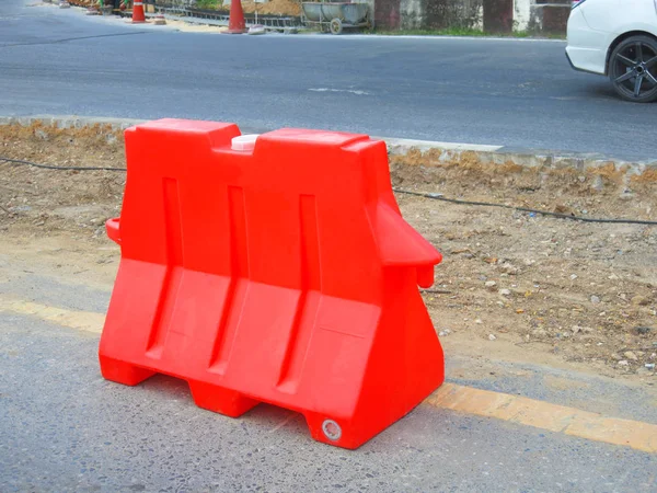 Roter Plastikbehälter Auf Der Straße — Stockfoto