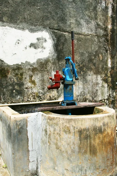 Oude Roestige Metalen Pijp Met Een Rood Handvat — Stockfoto