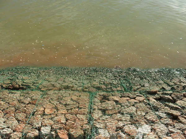 Rotsen Aan Kust Water Van Rivier — Stockfoto