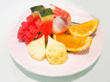 beyaz zemin üzerine taze tropikal meyveler