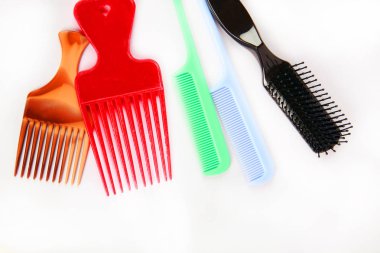 Beyaz arkaplanda taramaların yakın görüntüsü