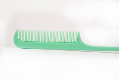 Beyaz arkaplanda tarağın yakın görüntüsü