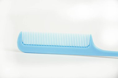 Beyaz arkaplanda tarağın yakın görüntüsü