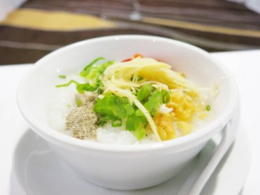 Lezzetli Asya yemeklerinin yakın görüntüsü