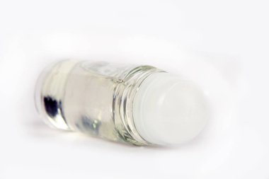 Beyaz arkaplandaki kozmetik konteynırının yakın plan görüntüsü