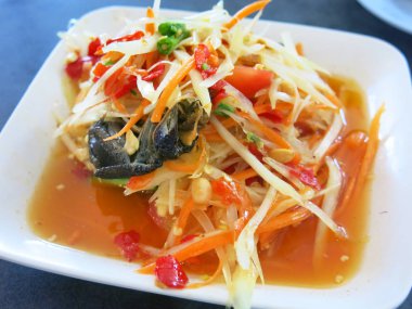 Kore usulü baharatlı Tayland yemeği salatası.