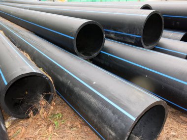 Endüstriyel borular, plastik pvc borular. İnşaat alanı.