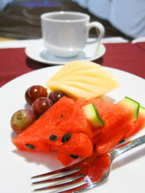 Organik meyveli taze meyve salatası.