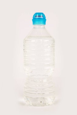 Beyaz arka planda bir şişe su 