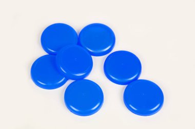 Plastik şişe kapağı beyaz izole.