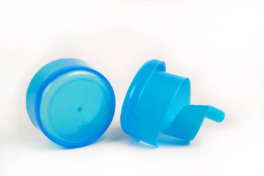 Plastik şişe kapağı beyaz izole.