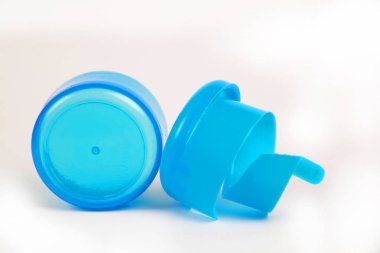 Plastik şişe kapağı beyaz izole.