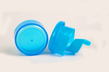 Plastik şişe kapağı beyaz izole.