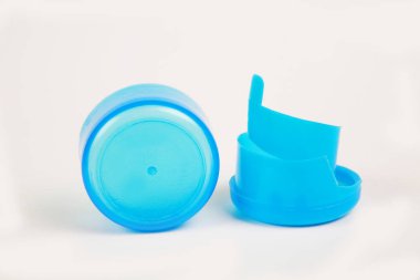 Plastik şişe kapağı beyaz izole.