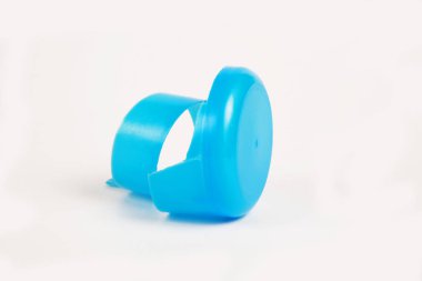 Plastik şişe kapağı beyaz izole.