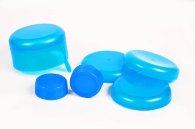 Plastik şişe kapağı beyaz izole.