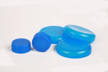 Plastik şişe kapağı beyaz izole.