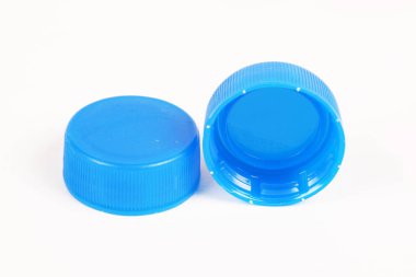 Plastik şişe kapağı beyaz izole.