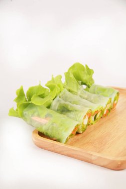 bahar rulo ahşap plaka üzerinde sebze salatası.