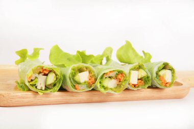 bahar rulo ahşap plaka üzerinde sebze salatası.