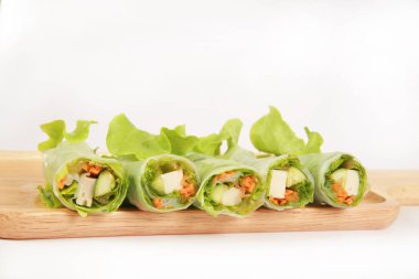 bahar rulo ahşap plaka üzerinde sebze salatası.