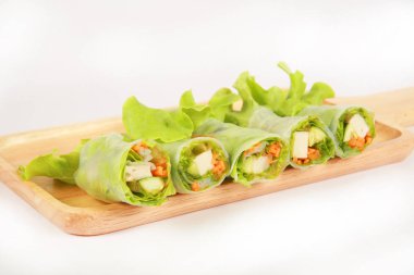 bahar rulo ahşap plaka üzerinde sebze salatası.