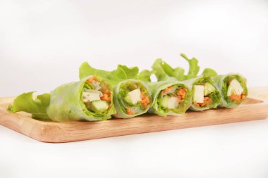 bahar rulo ahşap plaka üzerinde sebze salatası.