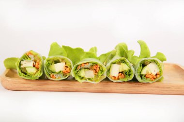 bahar rulo ahşap plaka üzerinde sebze salatası.