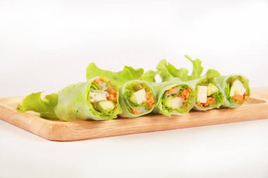 bahar rulo ahşap plaka üzerinde sebze salatası.