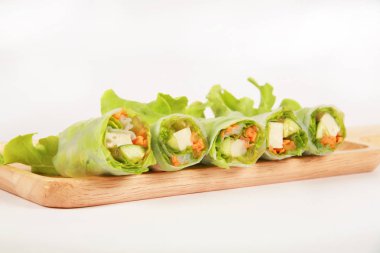 bahar rulo ahşap plaka üzerinde sebze salatası.