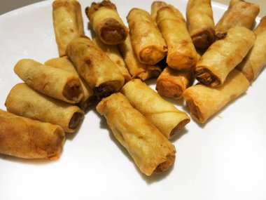 Beyaz tabak içinde çölde.