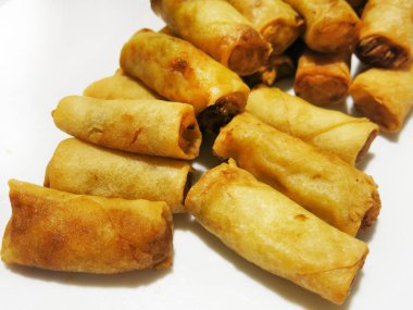 Beyaz tabak içinde çölde.