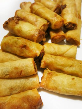 Beyaz tabak içinde çölde.