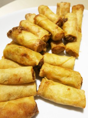 Beyaz tabak içinde çölde.