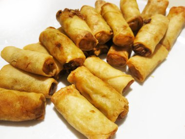 Beyaz tabak içinde çölde.