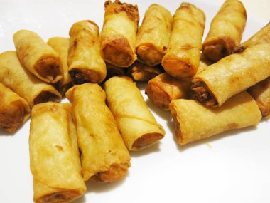 Beyaz tabak içinde çölde.