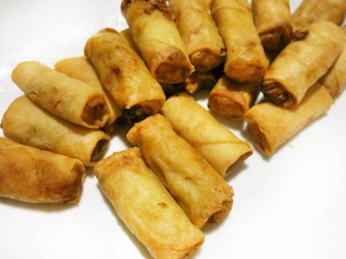 Beyaz tabak içinde çölde.