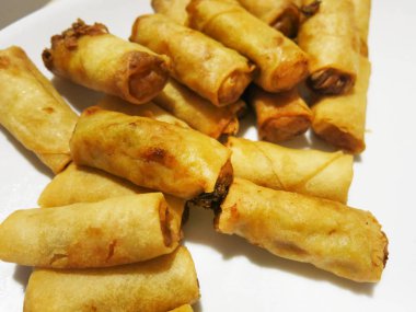 Beyaz tabak içinde çölde.