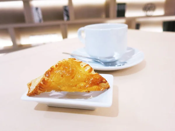 Bir Fincan Kahveyle Bir Parça Ekmeği Yakınlaştır — Stok fotoğraf