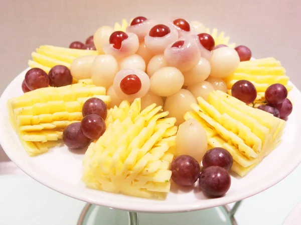 Frutas Tropicales Frescas Sobre Fondo Blanco —  Fotos de Stock