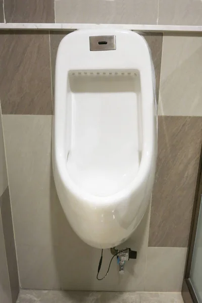 Banyoda Beyaz Tuvalet Yakın Plan — Stok fotoğraf