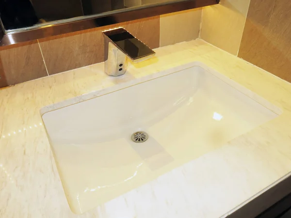 Modern Banyo Lavabosu Musluğu Var — Stok fotoğraf